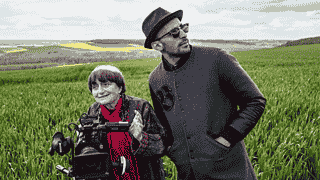 Varda junto a JR, su joven colaborador en “Caras y Lugares”