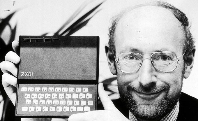 Sir Clive Sinclair muestra orgulloso su última creación.