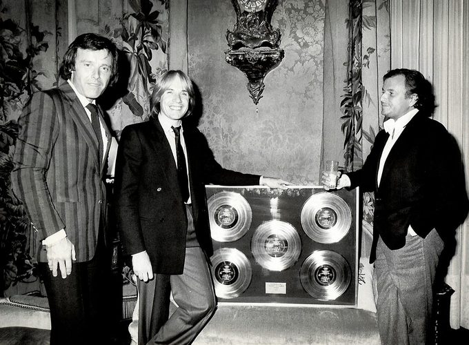 Un Clayderman sonriente con sus discos de oro. De Senneville (derecha), fue el compositor de uno de sus grandes éxitos, llamado casualmente “Ballad Pour Adeline”.