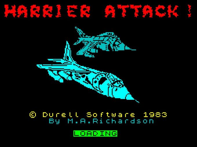 Pantalla de carga de Harrier Attack! de ZX Spectrum, que muestra los Sea Harriers listos para el combate.