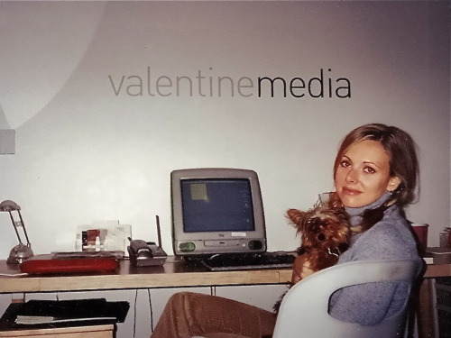 Theresa en las oficinas improvisadas de Valentine Media (del blog de Mary Duncan)