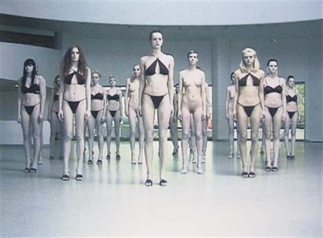 La secuencia parodia VB35 , una instalación real de la artista italiana Vanessa Beecroft puesta en el Guggenheim en 1998. En el momento fue muy criticada y todavía estaba presente en la memoria del mundo artístico.