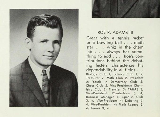 No hay fotos públicas del paso de Adams por Brown. Esta es de su anuario de 1963 en la secundaria Bedford, y muestra la enorme variedad de sus intereses, aún a los 18 años.