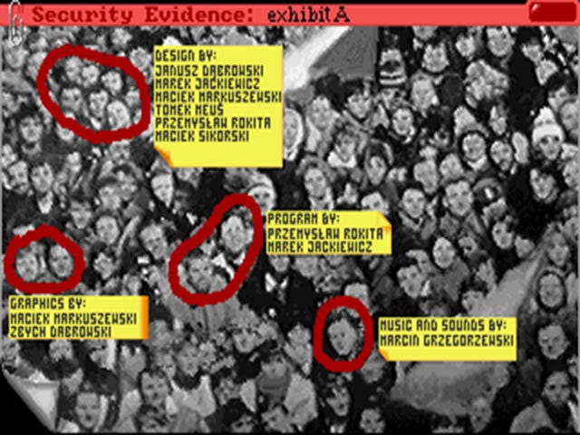 El staff del juego, en una foto que simula la vigilancia de los servicios de seguridad soviéticos.
