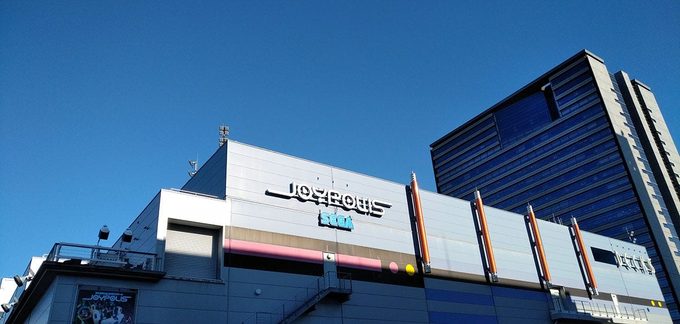En Odaiba los cielos siempre son azules, aunque te mueras por tomarle una foto al Gundam bajo la lluvia.