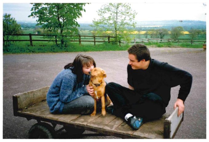Harry en las Shetlands, junto a su esposa Mandy y Roo, su mascota.