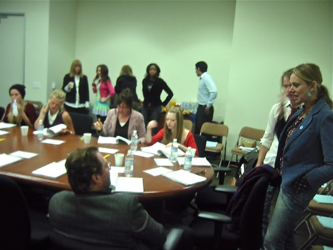 Duncan junto a su elenco tentativo, leyendo el guión de Alice Underground (del blog de Mary Duncan)