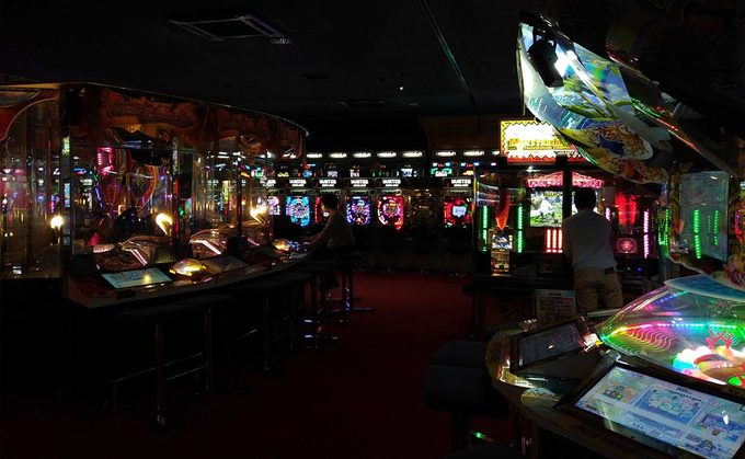 Los pisos superiores eran un híbrido de pachinko y casino. Poco cyberpunk.