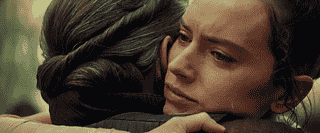 Rey abraza a Leia en una de las escenas más conmovedoras
