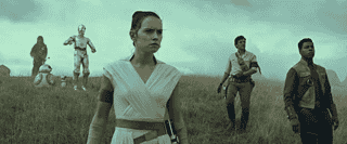 El grupo de actores que Abrams reclutó, junto a Daniels como el eterno C3P0